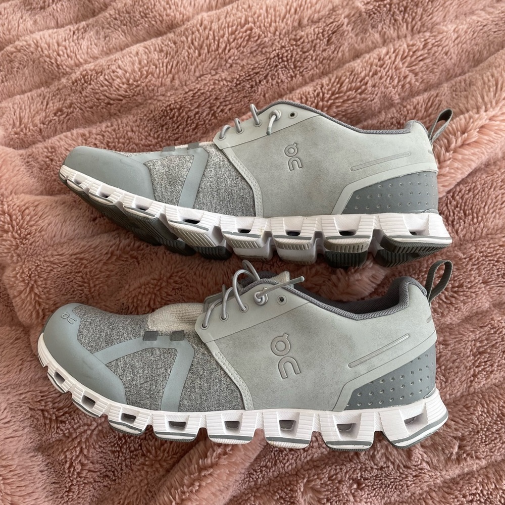 on cloud running shoes- size womens 10